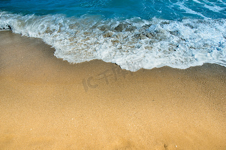 海边的波浪泡沫。