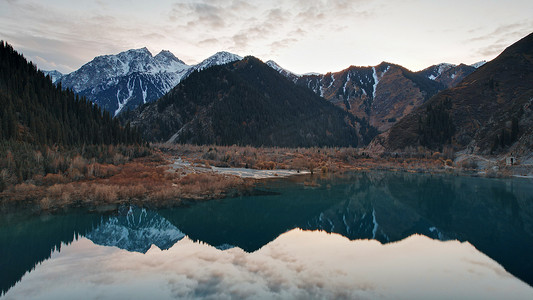 透明如摄影照片_伊塞克高山湖泊，日落时水如镜。