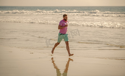 成年运动男子跑步者在户外海滩冲刺，成就