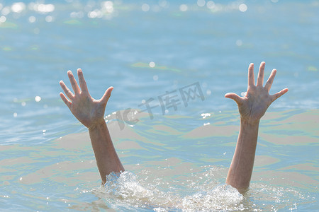 溺水女孩水下的双手，在危险游泳时帮助和紧急救援人员，sos