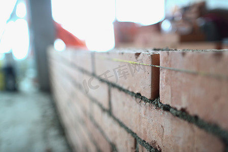 墙体的砖砌体正确铺设红砖，以保证坚固房屋或砖砌建筑的可靠墙体
