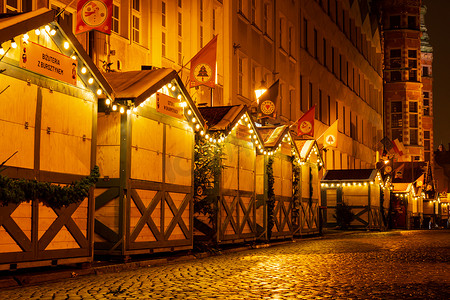 波兰格但斯克 — 2022年12月传统圣诞市场节日夜间装饰和照明的街道。