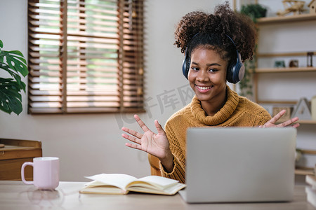 亚洲女学生在线学习课程学习在线视频通话变焦老师，快乐的亚洲女孩用电脑笔记本电脑在线学习英语。
