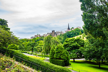 从王子街花园欣赏苏格兰老爱丁堡的景色