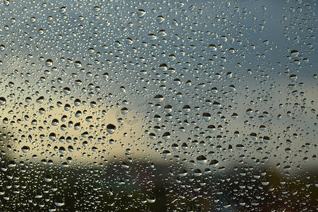 雨天，窗外的雨滴