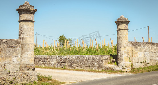 军校摄影照片_圣埃美隆卡德皮奥拉城堡的石门