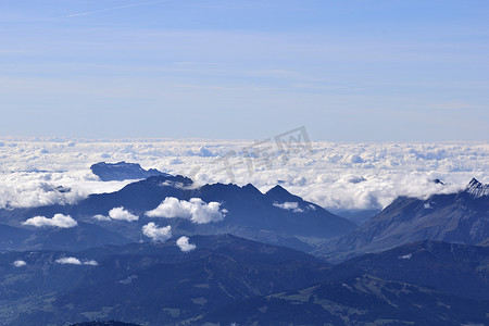 从勃朗峰南峰看阿尔卑斯山上空的云海