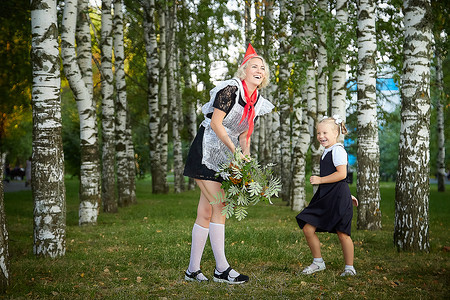 社会主义社会摄影照片_9 月 1 日，年轻和成年女学生，母女俩一起玩。