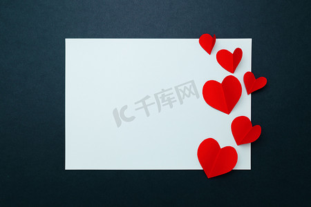 蓝色纸框上有红心的情人节卡片，平躺，顶部