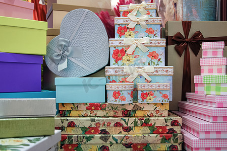 圣诞节设计摄影照片_礼品店柜台里有许多礼品盒