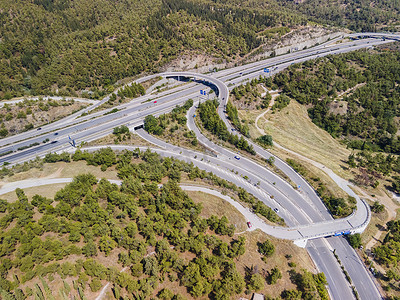 希腊塞萨洛尼基 Periferiaki 内环路立交桥交通的空中无人机景观。