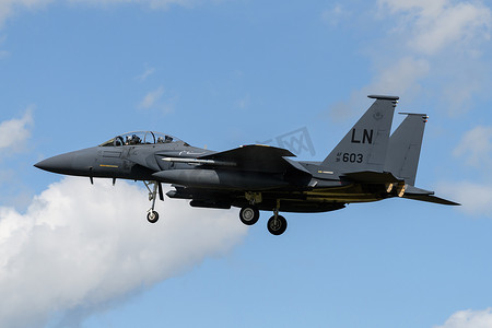 F-15 鹰式喷气式飞机降落在英国皇家空军拉肯希思机场