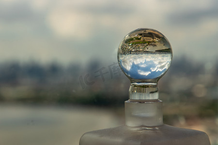 水晶城市摄影照片_透过玻璃瓶顶部的水晶球看显示