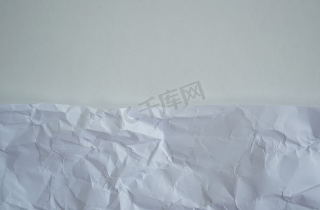白色褶皱纸摄影照片_纹理，背景。