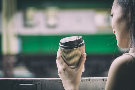 亚洲女旅客在火车上与 happi 一起喝咖啡