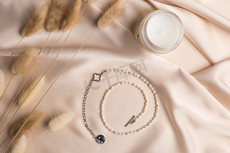 丝绸背景珍珠银项链 — 珍珠手工珠宝顶视图
