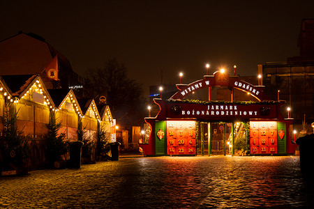 波兰格但斯克 — 2022年12月传统圣诞市场，配有大降临日历假日装饰和夜间照明的街道。