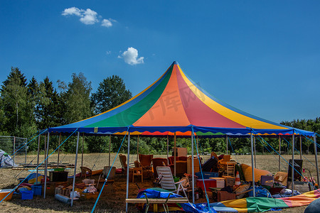 夏季草地上色彩缤纷的马戏团帐篷