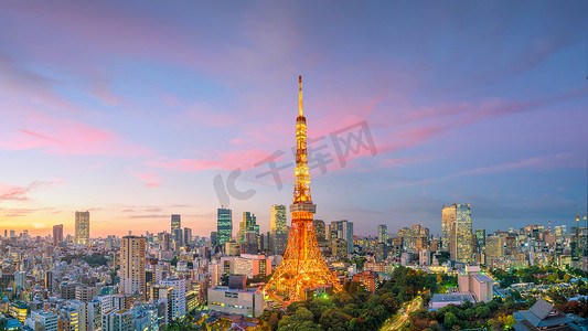 东京城市天际线和东京塔大厦的全景