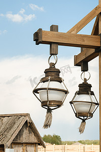 木杆子摄影照片_垂悬在木杆上的旧木灯笼
