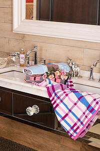 浴室水槽上格子粉色白色毛巾的垂直照片