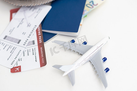 玩具飞机和护照，有白色背景的机票，顶视图