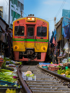 火车人摄影照片_泰国美功铁路市场，泰国美功铁路市场与火车