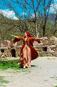 婚礼舞蹈摄影照片_身着民族服装的格鲁吉亚女孩跳着格鲁吉亚民族舞蹈。