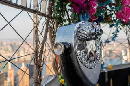 旅游双筒望远镜位于市中心一座摩天大楼观景台的浪漫角落