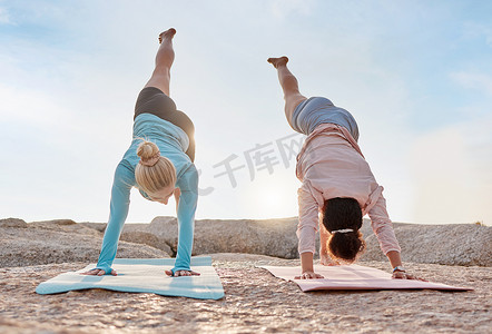 夏季与朋友一起在海滩上进行瑜伽、伸展运动和健身，以保持心理健康或保健。