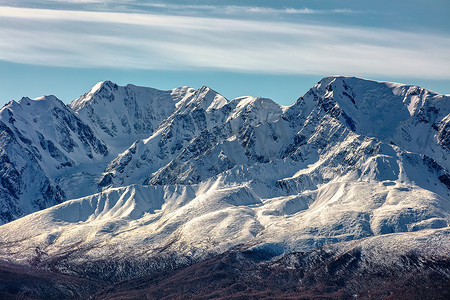 山峰背景图摄影照片_白雪皑皑的山峰美景尽收眼底。