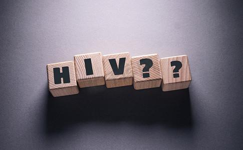 HIV 字与木制立方体