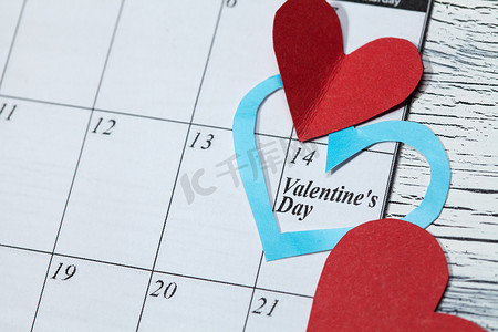 2月14日，情人节，红纸上的心