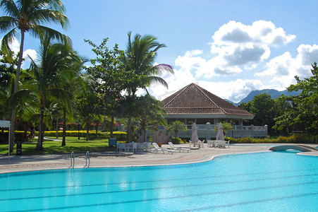 菲律宾八打雁利帕马拉拉亚特山的游泳池。