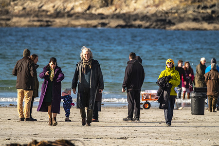 爱尔兰多尼戈尔郡波特诺 — 2023年3月7日：《情书》正在海滩拍摄，主演包括皮尔斯·布鲁斯南、加布里埃尔·伯恩、海伦娜·伯翰·卡特、菲昂·奥谢、安·斯凯利