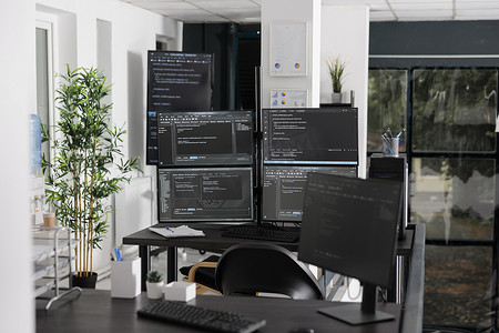 it人摄影照片_计算机屏幕显示在空 it 办公室中解析 html 代码