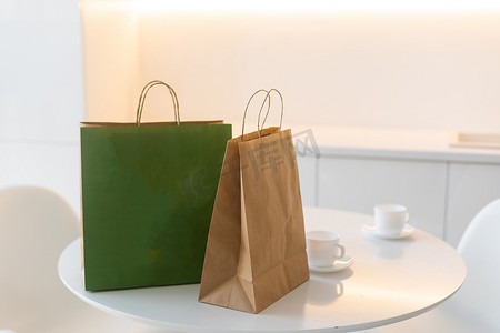 现代厨房桌子上的生态购物纸袋。