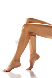修饰背景摄影照片_白色背景中修饰精美的女性腿