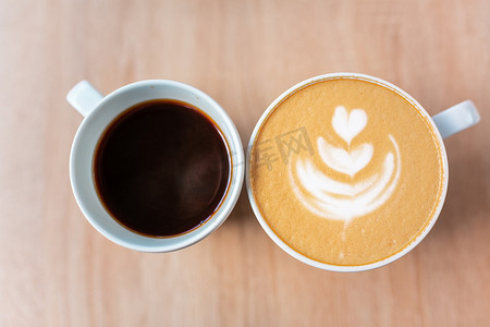 两杯咖啡，不同选择：黑咖啡或白咖啡、浓缩咖啡或卡布奇诺咖啡、美式咖啡或拿铁咖啡