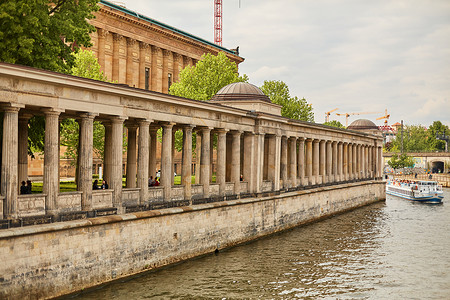柏林博物馆岛老国家美术馆外柱廊庭院的多立克柱