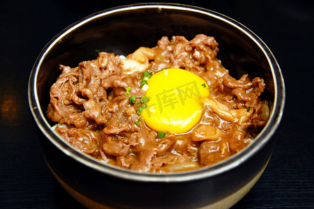 日本食品牛肉牛丼配生蛋黄和黑碗米饭