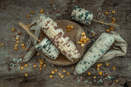 新鲜的糯玉米或甜糯玉米和玉米 kernelson 质朴的旧木质背景。