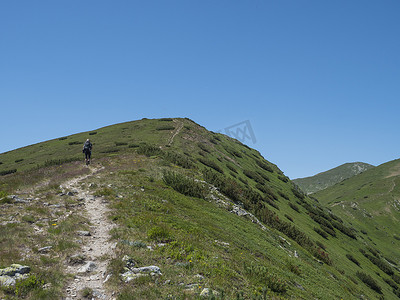 西塔特拉山脉或罗哈斯的美丽山景，与男子徒步旅行者在山脊上背包徒步小径。