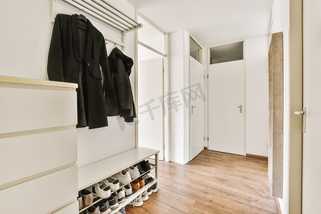 步入式衣柜，白色墙壁和木地板
