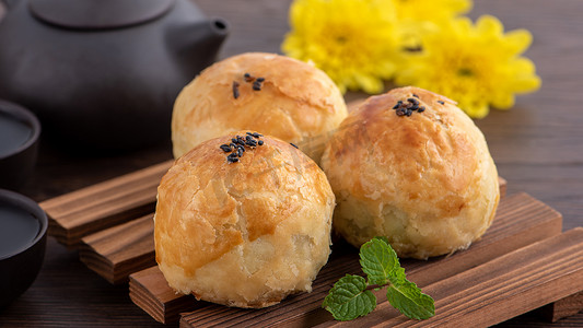 月饼特写摄影照片_月饼蛋黄酥、中秋月饼、