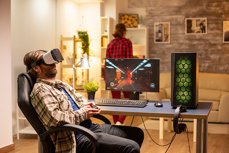 功能创新摄影照片_专业游戏玩家使用 VR 耳机在功能强大的 PC 上玩游戏