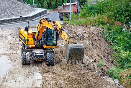 重型建筑挖掘机在建筑工地工作，以拓宽车道。