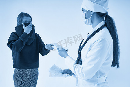 医生给病人戴防护面罩，以防止病毒感染、冠状病毒概念