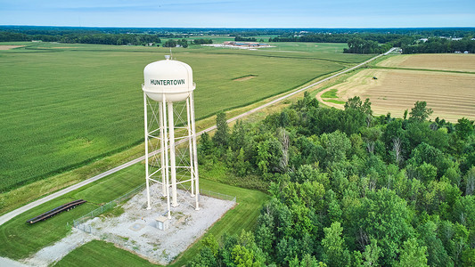 印第安纳州亨特敦水塔实用天线周围环绕着玉米田