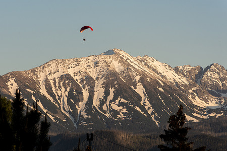 塔特拉山被雪覆盖着滑翔伞。